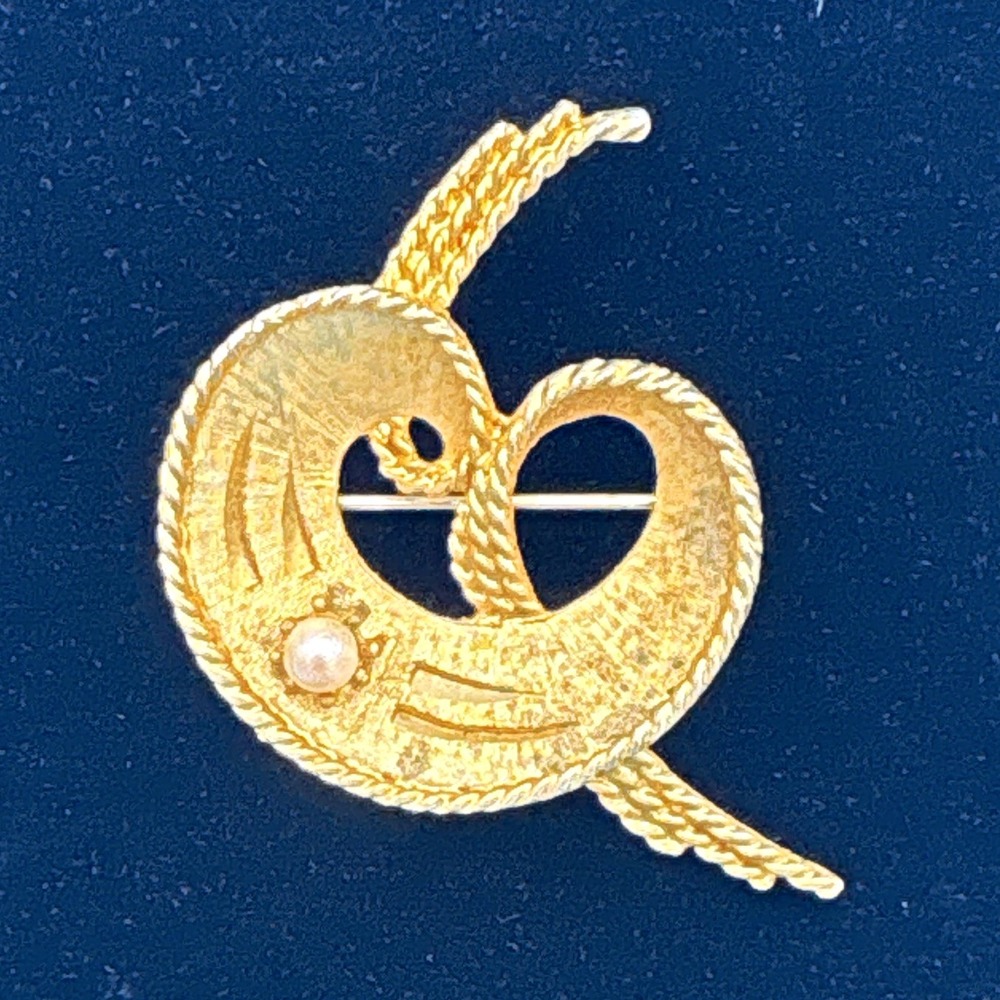 Vintage Mamselle Signed Gold Tone Textured Abstract Ribbon Brooch Pin Faux Pearl